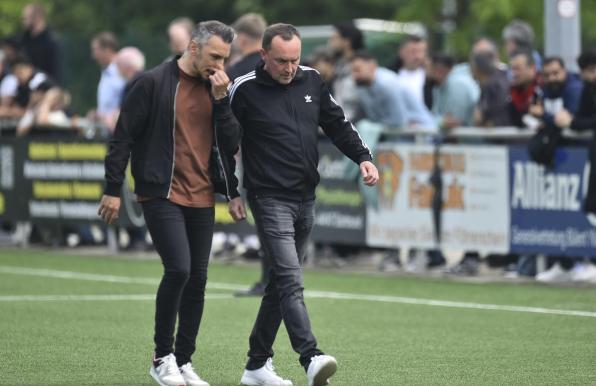 Hartmut Fahnenstich (rechts), hier im Gespräch mit Engin Yavuzaslan, kehrt zum FC Kray zurück.