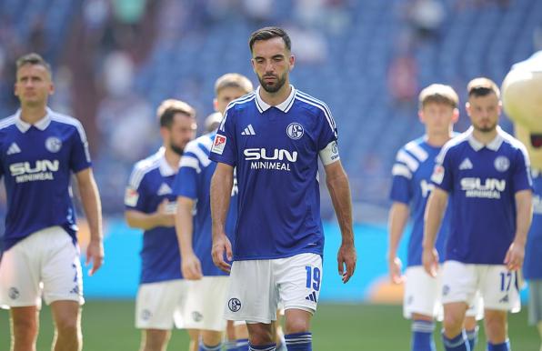 Frustriert: Die Schalke-Profis um Kapitän Kenan Karaman.