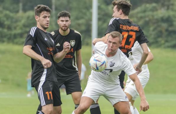 Daniel Koseler (weißes Trikot), Spielertrainer des SV Vestia Distlen.