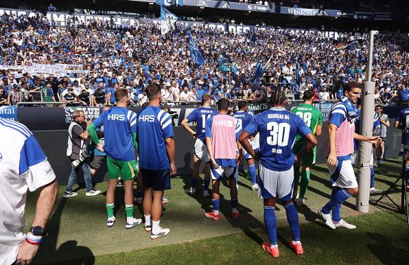 Die Schalke-Profis nach dem 1:3 gegen Köln vor den Fans.