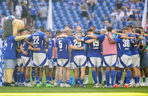 Die Schalke-Spieler nach dem 1:3 gegen Köln.