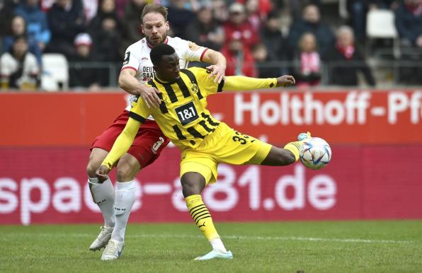 Moses Otuali für die U23 des BVB im Spiel gegen RWE.