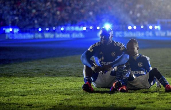 Unter dem Motto "Asa's letzte Schicht" bestreitet der ehemaliger Schalker und Nationalspieler Gerald Asamoah am 14. November 2015 in der Veltins Arena in Gelsenkirchen sein Abschiedsspiel. Die Ehrenrunde drehte er mit seinem Sohn Jaden.