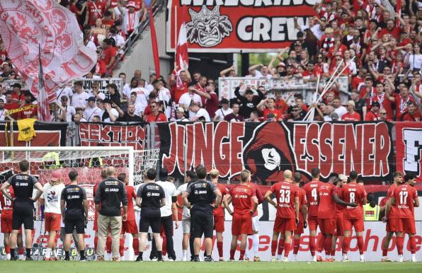 Spieler und Fans von Rot-Weiss Essen im Stadion an der Hafenstraße.