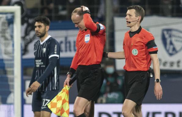 Schiedsrichterassistent Christian Gittelmann (2.v.r.) wurde bei einem Spiel des VfL Bochum 2022 von einem Becher getroffen. 