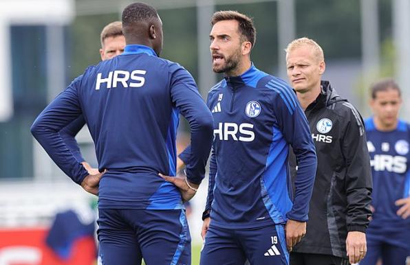 Hitizges Wortgefecht! Kenan Karaman (rechts) meckert Ibrahima Cissé während des Schalke-Trainings an.
