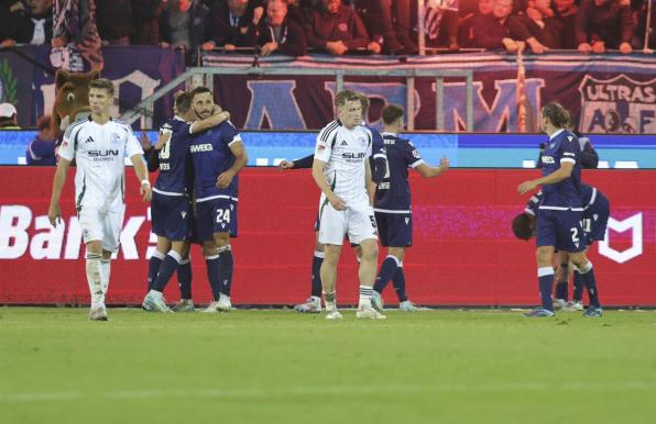 Auch in Karlsruhe gab es bei den Spielern des FC Schalke 04 hängende Köpfe. 