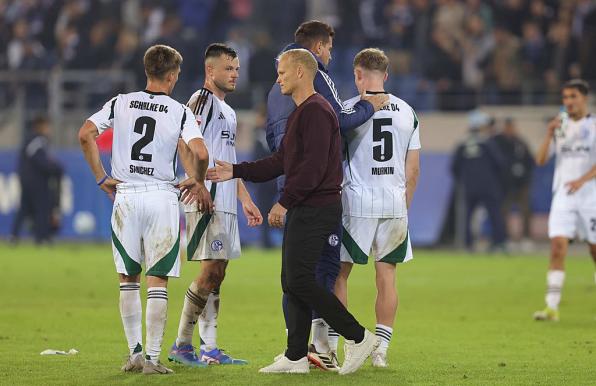 Schalke im September 2024: Trainer und Spieler müssen sich gegenseitig trösten.