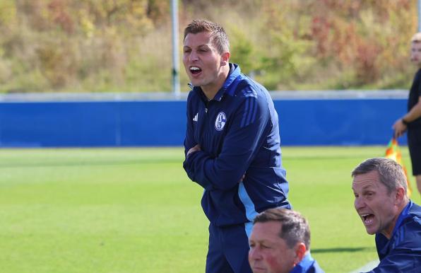 Jakob Fimpel, Trainer des FC Schalke 04 II, ist unzufrieden.