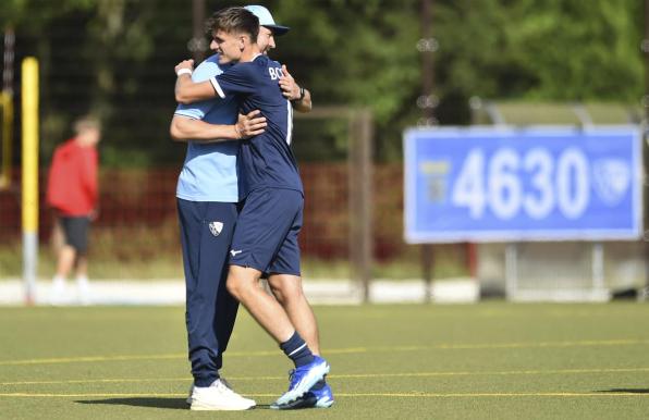 Der VfL Bochum feiert in der Oberliga, obwohl es nach 24 Minuten schon 0:3 stand. 