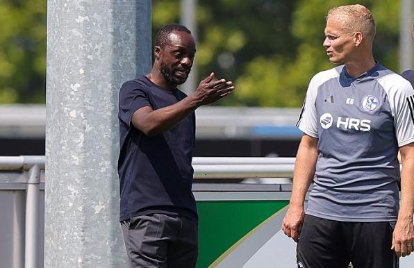 Ben Manga (links) und Schalke-Trainer Karel Geraerts haben kurz telefoniert. 