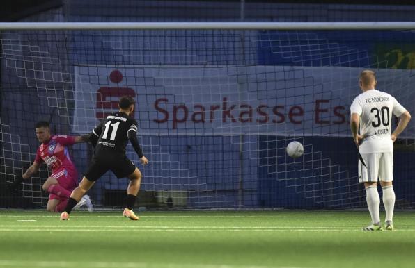 Niko Bosnjak trifft per Elfmeter zum 2:0 für den ETB SW Essen. 