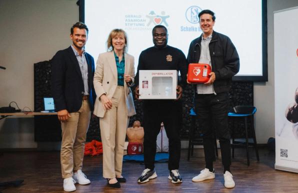 Schalke-Legende Gerald Asamoah bei der Übergabe der Defibrillatoren.