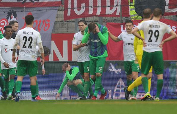 Spieler von Preußen Münster nach der Böller-Detonation beim Regionalliga-Spiel in Essen Anfang 2022.