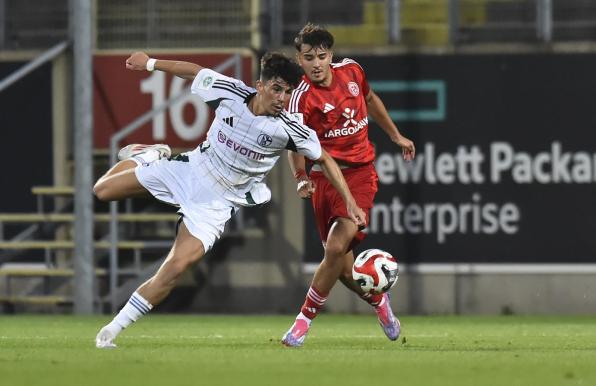 Zweikampf im U19-Spiel zwischen Schalke und Fortuna Düsseldorf.