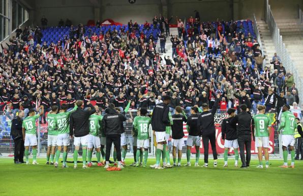 Nach dem Sieg in Uerdingen: Fans und Mannschaft von Rot-Weiß Oberhausen feiern sich gegenseitig.