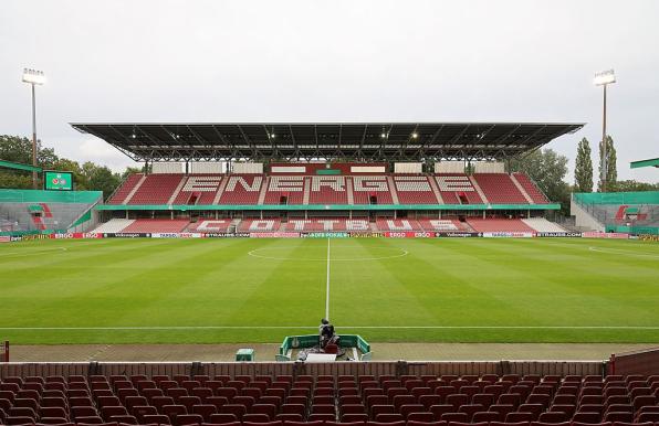 Immerhin: Der Rasen im Cottbuser Stadion der Freundschaft ist in einem guten Zustand.