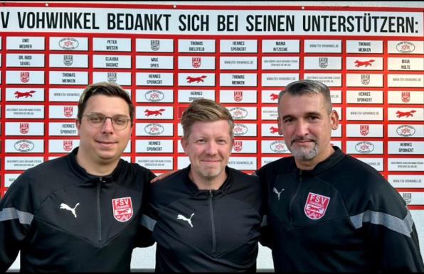 Neue Co-Trainer beim FSV Vohwinkel: Olaf Foit (links) und Elvir Mesic (rechts). In der Mitte: Cheftrainer Marc Bach.