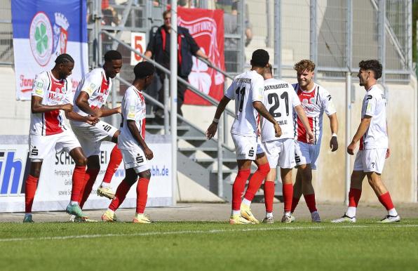 Rot-Weiß Oberhausen feiert die Tabellenführung in der Regionalliga West.