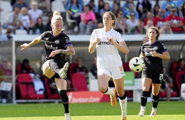 Julia Debitzki (links) von der SGS Essen im Spiel gegen Caroline Victoria Kehrer von Bayer Leverkusen. 