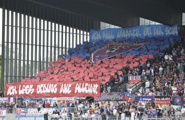 Fans des KFC Uerdingen mit einer Choreographie.