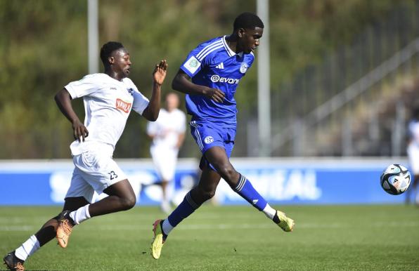 Geralds Asamoahs Sohn Jaden William Asamoah (links) spielte mit dem TSV Meerbusch gegen den FC Schalke. 