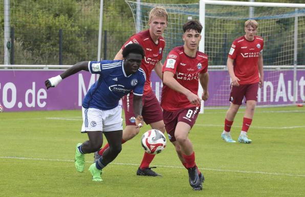 Zaid Amoussou-Tchibara (links) trifft derzeit zuverlässig für die U19 des FC Schalke. 