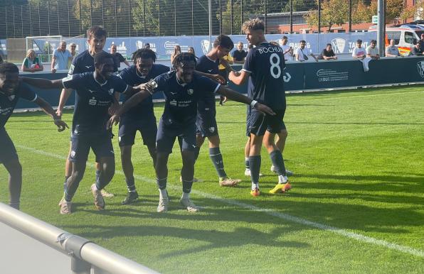 Die U19 des VfL Bochum bejubelt das 3:3 in der Nachspielzeit. 