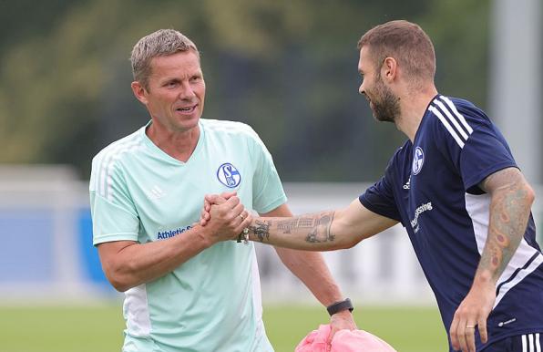 Tomasz Waldoch, hier mit Pierre-Michel Lasogga, übernimmt die U23-Mannschaft.