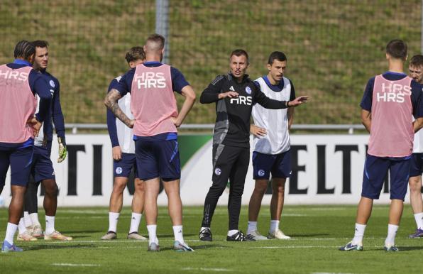 Jakob Fimpel im Kreis seiner Mannschaft.