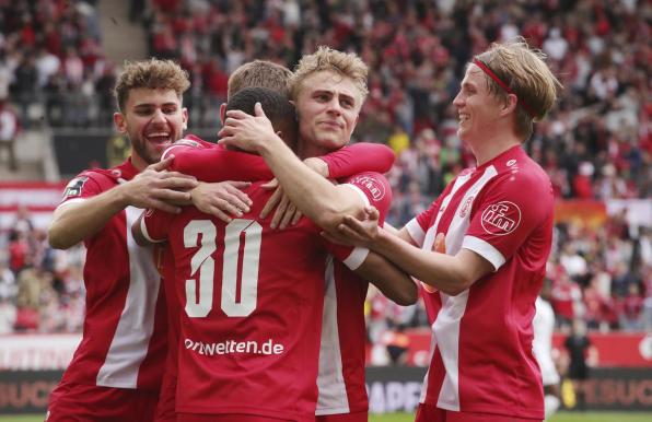 Wie in alten Zeiten: Felix Götze (r.) feierte am Mittwoch mit RWE.