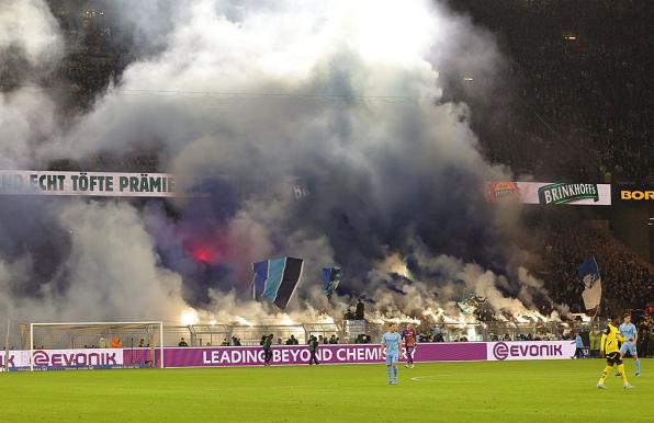 Die Fans des VfL Bochum machen sich beim BVB bemerkbar. 