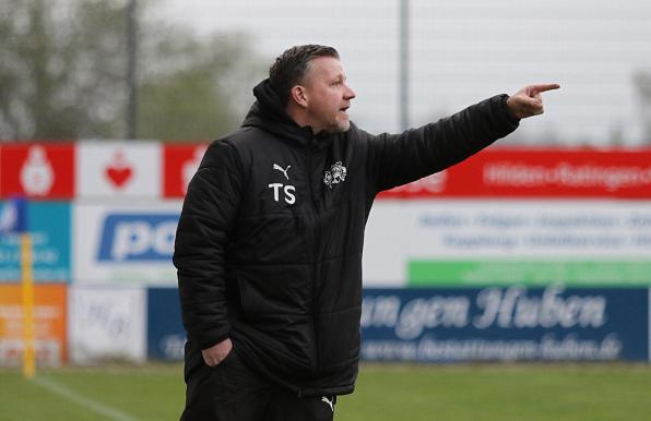 Reitet mit seinem Team auf einer Erfolgswelle: Tim Schneider, Coach des VfB Hilden.