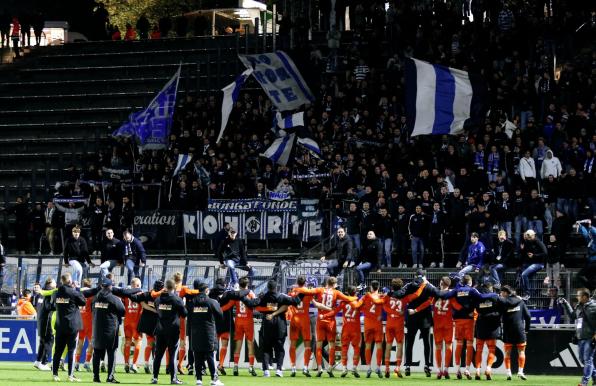 Mannschaft und Fans feiern den Sieg auf Schalke und die Tabellenführung.