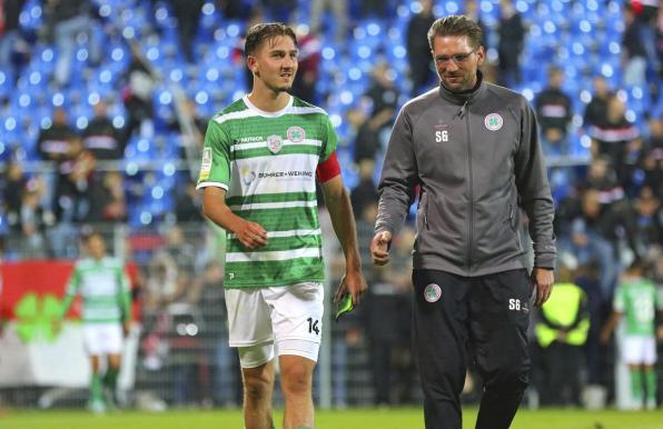 Abwehrchef Nico Klaß und Trainer Sebastian Gunkel konnten diesmal - hier nach einem Sieg beim KFC - nicht zufrieden sein.