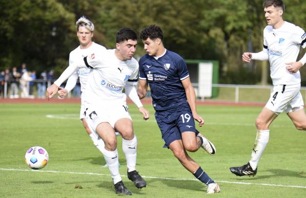 Agon Elezi (blaue Trikot) traf doppelt für die U21 des VfL Bochum. 