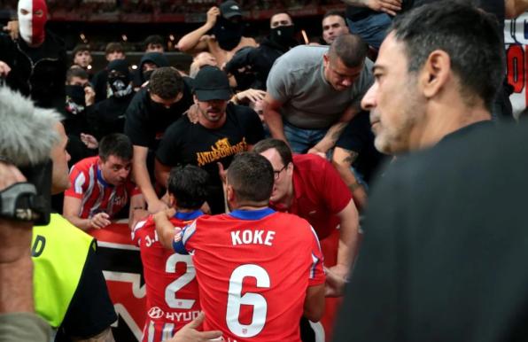 Atleticos Jose Gimenez und Koke versuchen, die eigenen Fans zu beruhigen.
