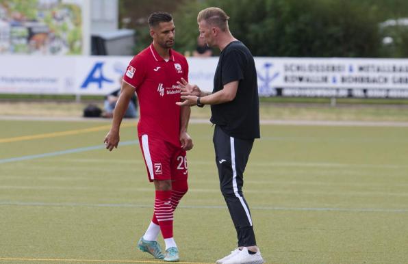 Sportchef und Trainer im Gespräch: Luka Tankulic (links) und Björn Joppe.