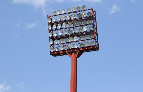 Ein Flutlichtmast an der Grotenburg, Heimat des KFC Uerdingen.