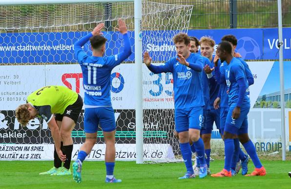 Der SSVg Velbert feiert einen 3:0-Erfolg gegen SF Niederwenigern.