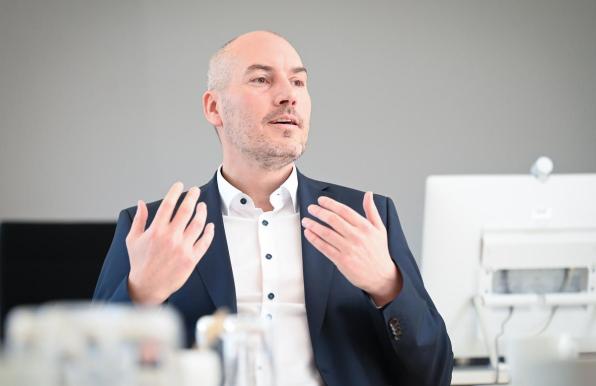 Polizeipräsident Tim Frommeyer reagierte mit Unverständnis und tiefer Betroffenheit auf die Prügelattacke der Schalker Hooligans am Mittwochabend nach dem Champions-League-Spiel in Gelsenkirchen.
