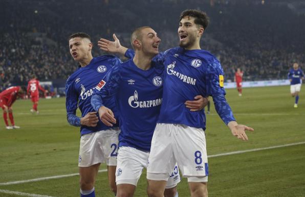 Ahmed Kutucu (Mitte) jubelt hier im Trikot des FC Schalke 04.