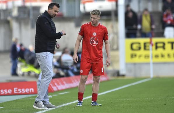 RWE-Trainer Christoph Dabrowski mit Julian Eitschberger. 