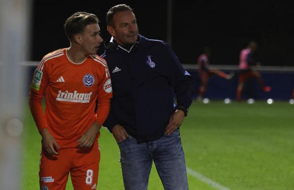 Jonas Michelbrink (links) erhält Anweisungen von seinem Trainer Dietmar Hirsch (rechts).