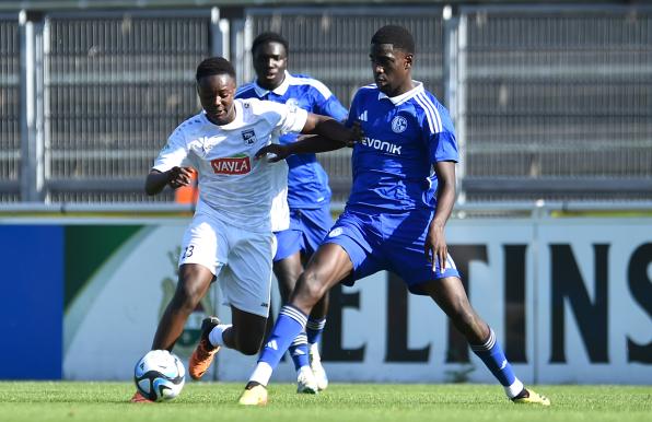 Jaden Asamoah (l.) im Zweikampf gegen Schalkes Claudia Bettoni Kaunda.