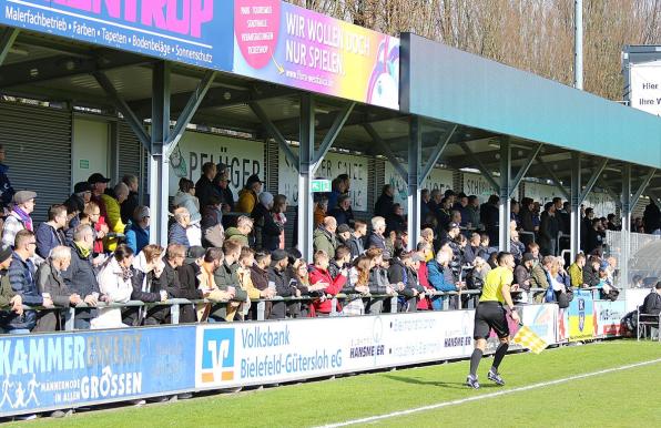 Die Haupttribüne im Jahnstadion des SC Wiedenbrück.