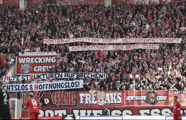 Teile der Fans von Rot-Weiss Essen kritisierten im Rahmen der Partie gegen Viktoria Köln speziell den Aufsichtsrat von RWE. 