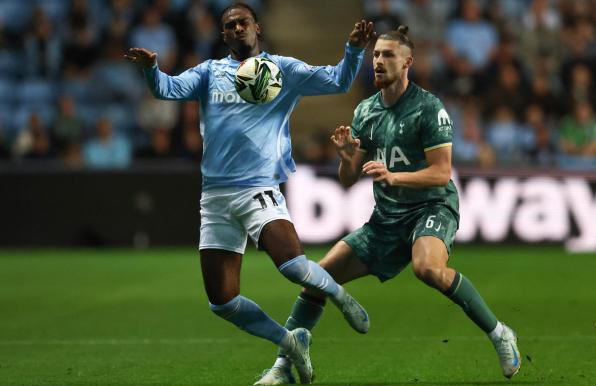 Haji Wright (links) spielt mittlerweile für Coventry City in England.