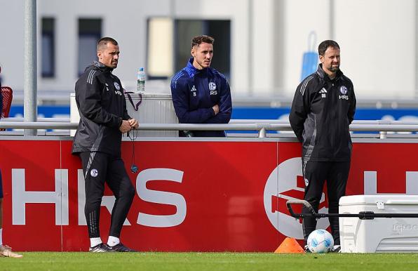 Konnte im Training nur zuschauen: Schalkes verletzter Torwart Justin Heekeren (mitte). 