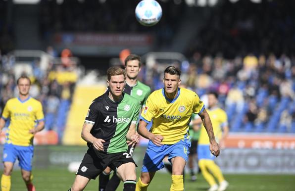 Marcel Halstenberg (links) von Hannover 96 im jüngsten Niedersachsenderby gegen Eintracht Braunschweig.